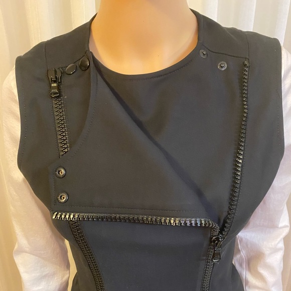 Veronica Beard Black Vest Front Zipper Closure Collarless Snaps Fitted Pleated 2 - Picture 7 of 16